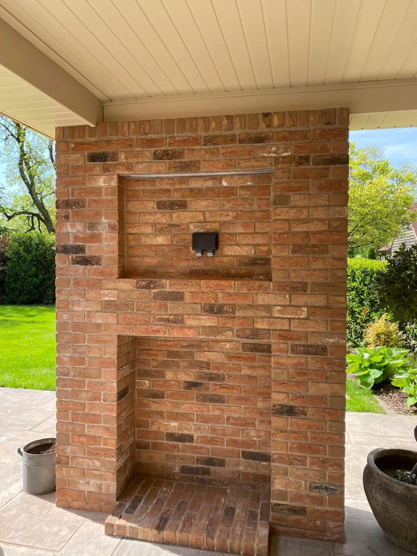 Reclaimed-brick outdoor TV recess wall at Dingleside, JRC Developers